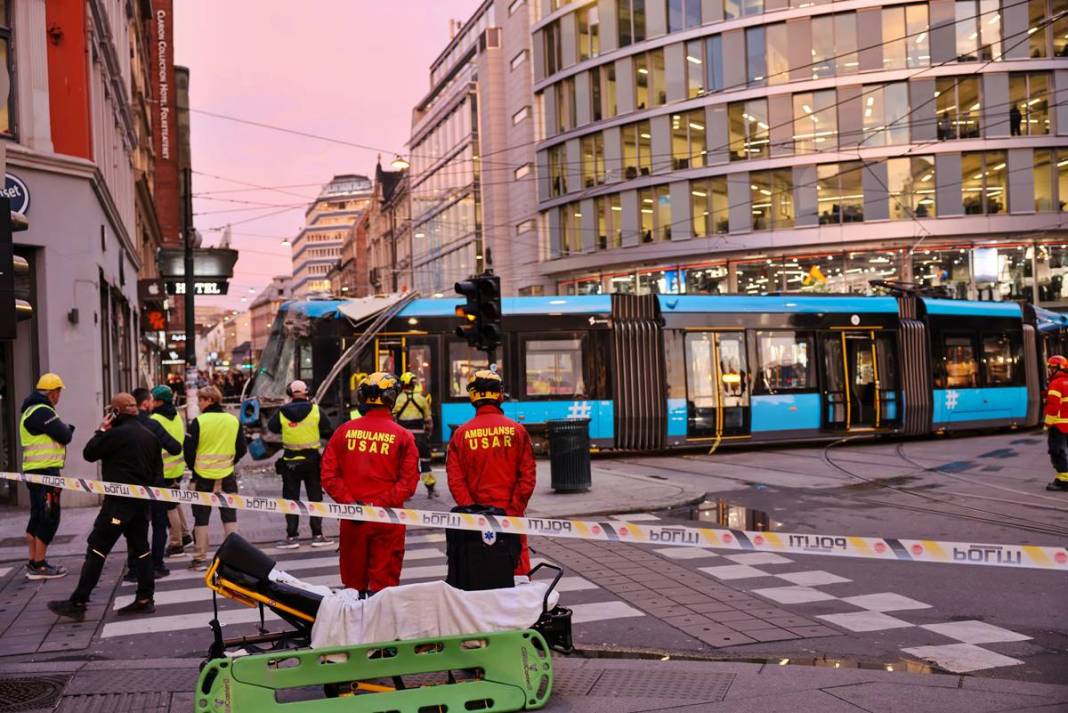Raydan çıkan tramvay Apple Store'a girdi! Film sahnelerini aratmayan kareler 7